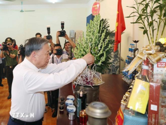 Tổng Bí thư Tô Lâm dâng hương tưởng niệm các Anh hùng liệt sỹ tại Trung tâm Điều dưỡng thương binh Thuận Thành. (Ảnh: TTXVN)