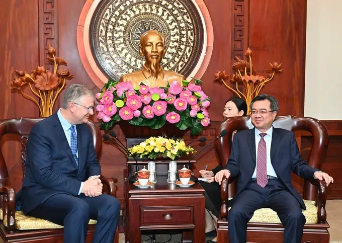 Phó Bí thư Thường trực Thành ủy TPHCM Nguyễn Thanh Nghị tiếp ông Daniel Kritenbrink. (Ảnh: SGGP)
