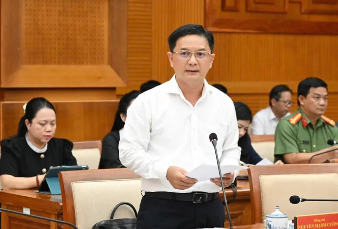 Phó Chủ tịch UBND TPHCM Nguyễn Mạnh Cường trình bày báo cáo tóm tắt. Ảnh: VIỆT DŨNG