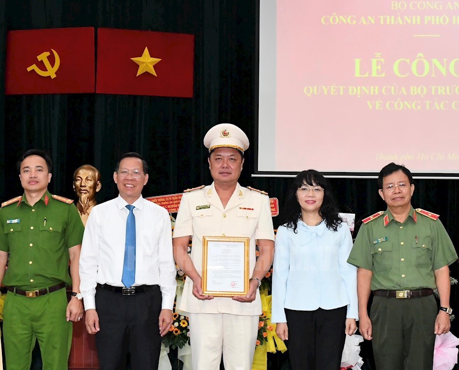 Đồng chí Phan Văn Mãi cùng các đại biểu chụp ảnh lưu niệm với đồng chí Nguyễn Đình Dương