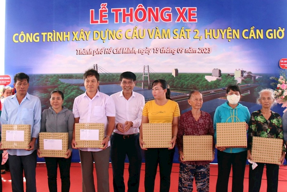 Bí thư Huyện ủy huyện Cần Giờ Lê Minh Dũng trao quà cho các hộ dân bị ảnh hưởng dự án