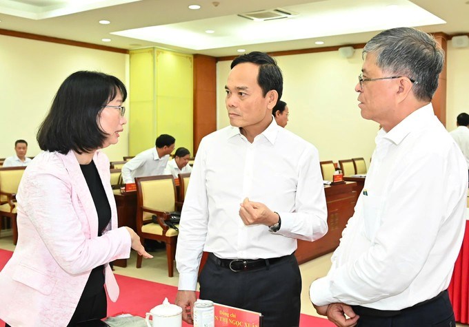 Bí thư Thành ủy TPHCM Trần Lưu Quang trao đổi với Phó Chủ tịch UBND TPHCM Trần Thị Diệu Thúy và Giám đốc Sở GD-ĐT TPHCM Nguyễn Văn Hiếu. (Ảnh: SGGP)