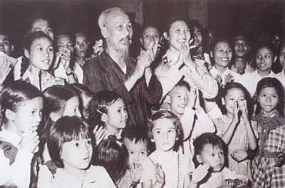 Bác Hồ vui Tết Trung thu với thiếu nhi Hà Nội và Quốc tế, ngày 27/9/1958. Ảnh tư liệu. (Nguồn: Ban Quản lý Lăng Chủ tịch Hồ Chí Minh).