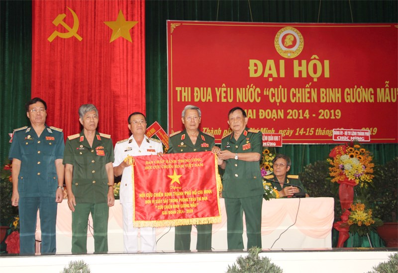 Trung ương Hội CCB Việt Nam tặng Cờ “đơn vị xuất sắc” trong thi đua cho Hội CCB TPHCM. (Ảnh: Hữu Vĩnh)