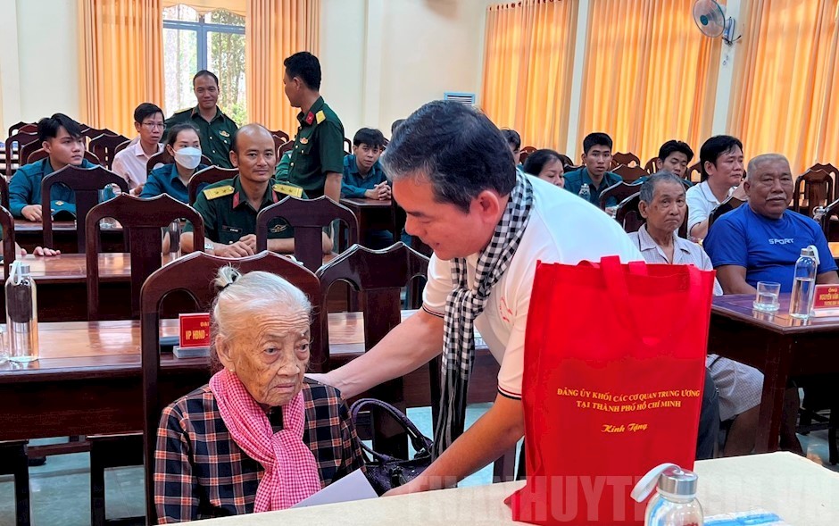 Đồng chí Võ Văn Yên, Phó Bí thư Thường trực Đảng ủy Khối  trao quà cho Mẹ VNAH Nguyễn Thị Năm, tại huyện Tân Châu