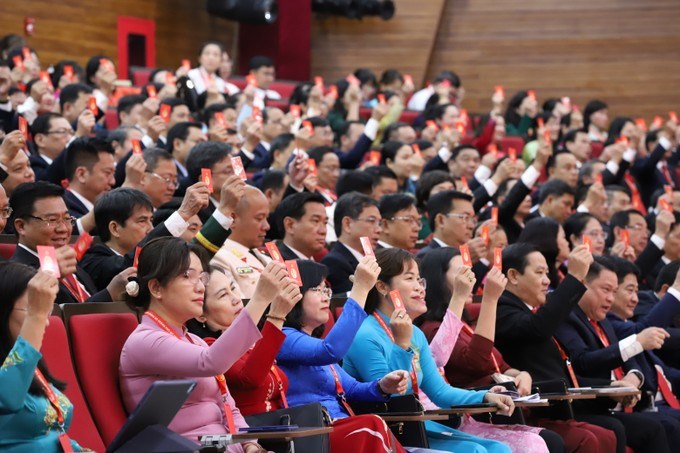 Các đại biểu biểu quyết thông qua Nghị quyết