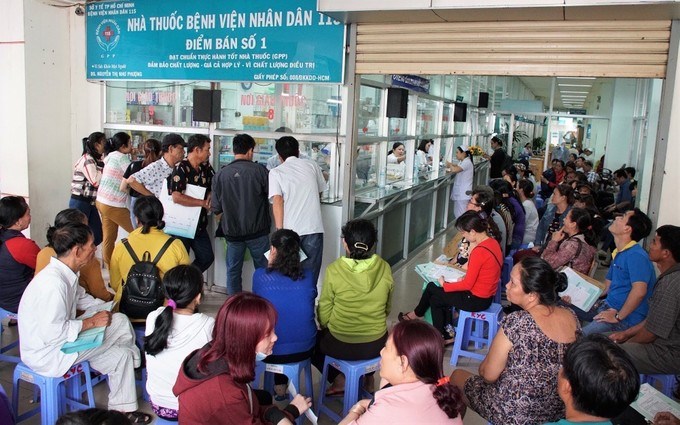 Người dân mua thuốc tại Bệnh viện 115. (Ảnh: SGGP)