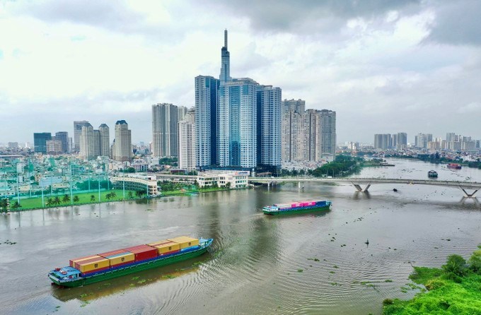 Tàu container trên sông Sài Gòn giao thương hàng hóa liên vùng. Ảnh: (Ảnh: SGGP)