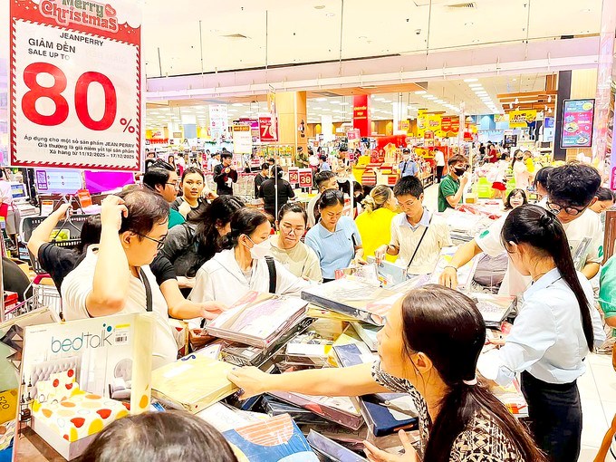 Người d&acirc;n mua h&agrave;ng tại một si&ecirc;u thị ở TPHCM. (Ảnh: SGGP)