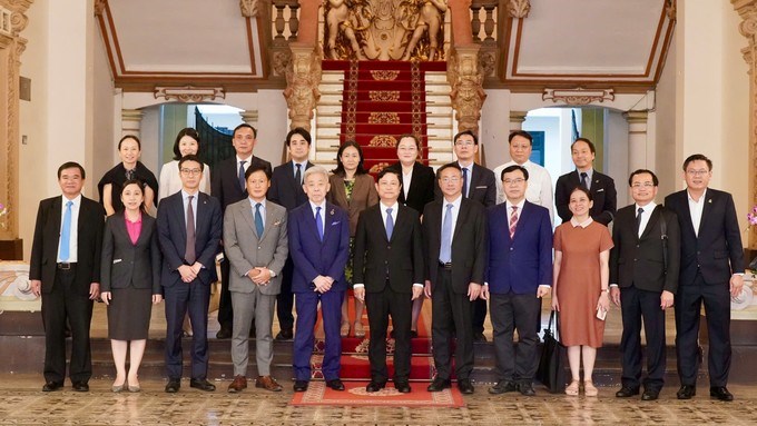 Các đại biểu chụp hình lưu niệm. (Ảnh: SGGP)