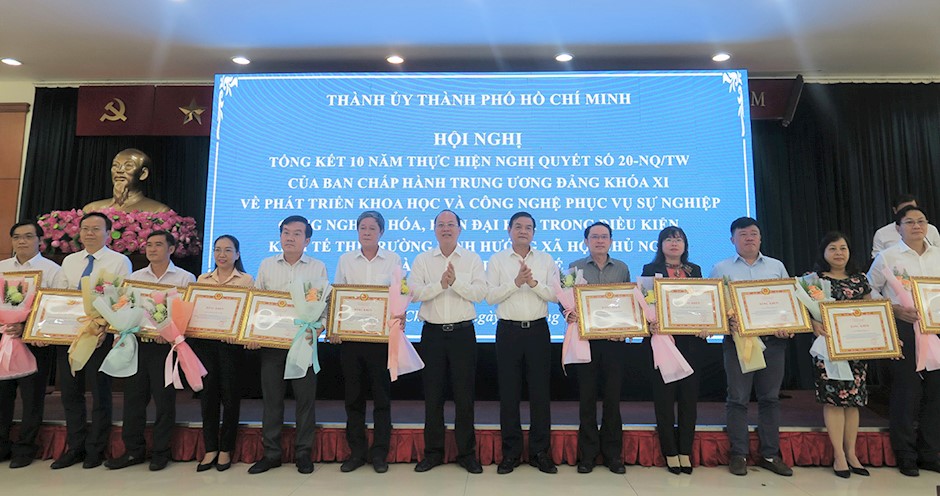 Phó Bí thư Thành ủy TPHCM Nguyễn Hồ Hải trao Bằng khen cho các tập thể tại hội nghị 