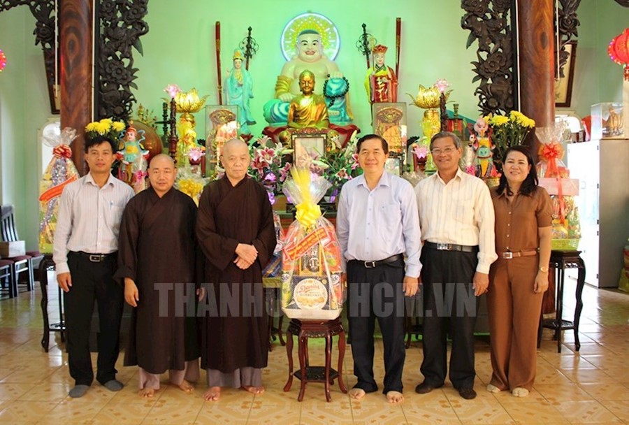 Bí thư Quận ủy quận Gò Vấp Sử Ngọc Anh thăm, chúc mừng các vị chức sắc Phật giáo