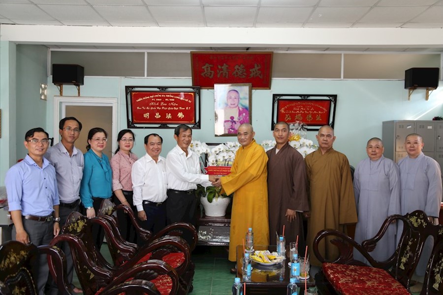 Các đồng chí lãnh đạo thăm và tặng hoa chúc mừng Ban Trị sự Giáo hội Phật giáo Việt Nam Quận 7