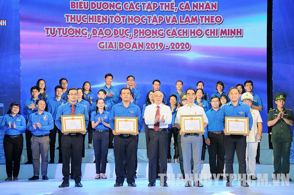 Trưởng Ban Tuyên giáo Thành ủy TPHCM Phan Nguyễn Như Khuê trao giấy khen của Ban Tuyên giáo Thành ủy cho 2 tập thể và 3 cá nhân thực hiện tốt việc học tập và làm theo tư tưởng, đạo đức, phong cách Hồ Chí Minh năm 2019 – 2020