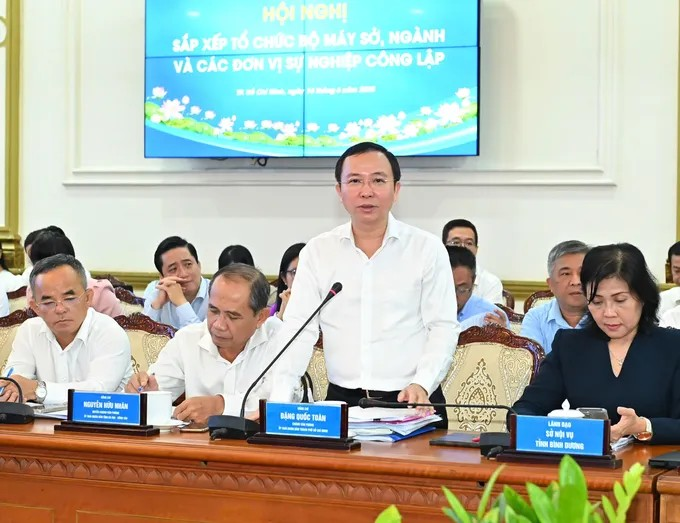 Chánh Văn phòng UBND TPHCM Đặng Quốc Toàn thông tin tại hội nghị. (Ảnh: SGGP)