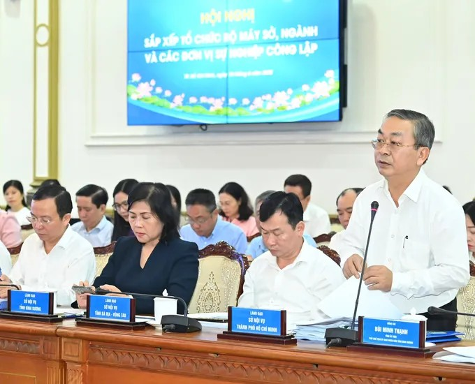 Giám đốc Sở Nội vụ TPHCM Võ Ngọc Quốc Thuận báo cáo tại hội nghị. (Ảnh: SGGP)