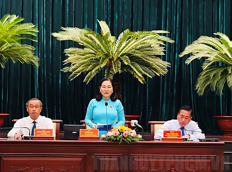 Đồng chí Nguyễn Thị Lệ điều hành phiên chất vấn