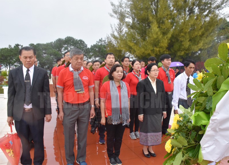 Đoàn cán bộ Tuyên giáo TPHCM cùng lãnh đạo tỉnh Xiêng Khoảng dâng hoa lên Đài tưởng niệm liên minh chiến đấu Lào - Việt.