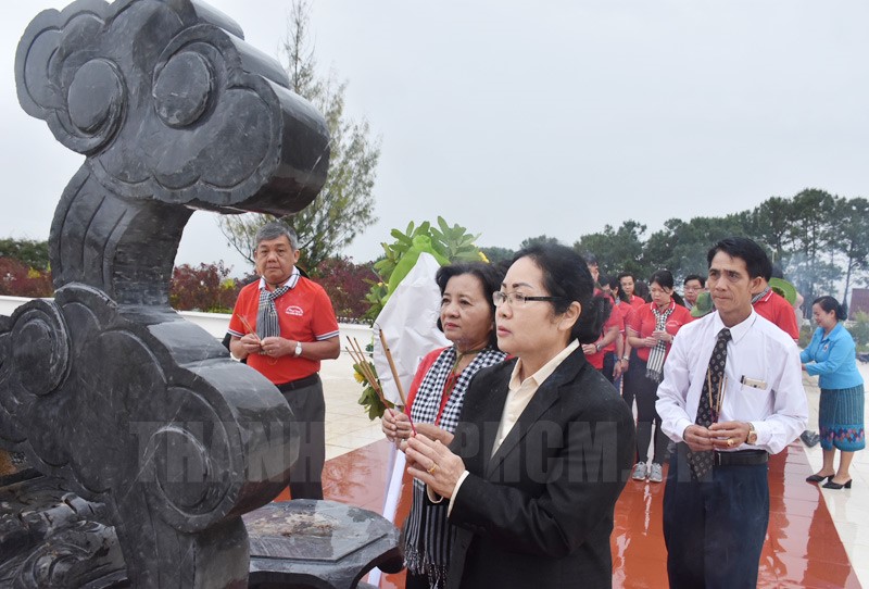 Đoàn cán bộ Tuyên giáo TPHCM cùng lãnh đạo tỉnh Xiêng Khoảng dâng hương lên Đài tưởng niệm liên minh chiến đấu Lào - Việt.