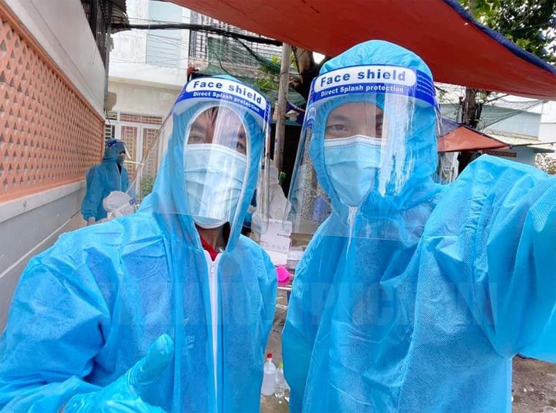 Anh Hoàng Minh Đăng và Nguyễn Trọng Hoàng tham gia hỗ trợ điều phối tiêm vaccine tại Nhà thi đấu Quận 12.