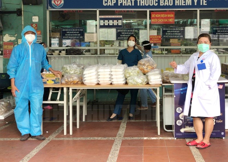 Anh Hà Xuân Nghiêm trong một lần giao cơm đến bệnh viện.