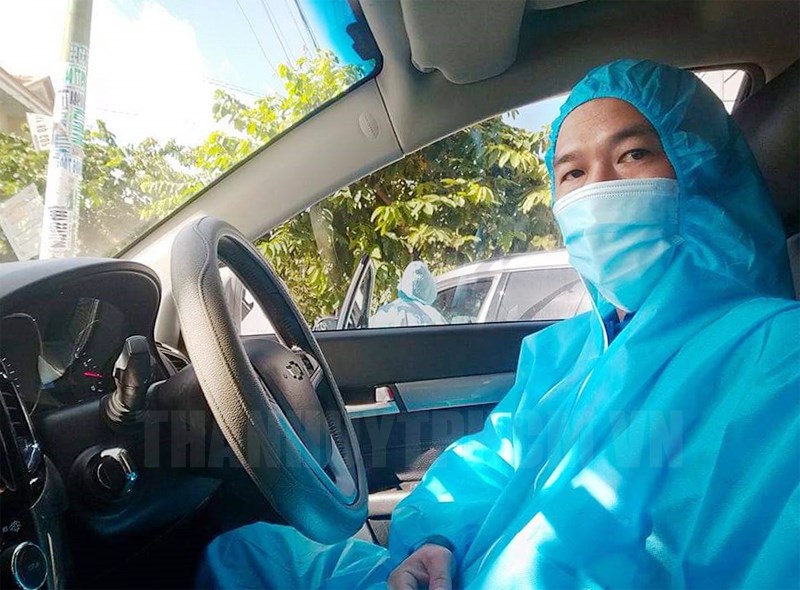 Anh Nguyễn Ngọc Sử rong ruổi trên chiếc xe của mình để mang thực phẩm cho bà con khó khăn.