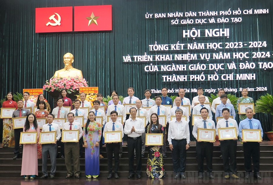 Thứ trưởng Bộ GD-ĐT Phạm Ngọc Thưởng cùng lãnh đạo TP trao khen thưởng đến các tập thể xuất sắc