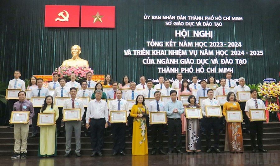 Đồng chí Nguyễn Thị Lệ cùng lãnh đạo TP trao bằng khen đến các tập thể