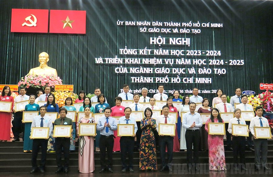 Đồng chí Trần Thị Diệu Thúy cùng các lãnh đạo trao khen thưởng đến các tập thể xuất sắc