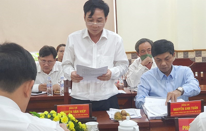 Trưởng Phòng Giáo dục và Đào tạo huyện Hóc Môn Nguyễn Văn Hiệp trao đổi tại buổi giám sát.