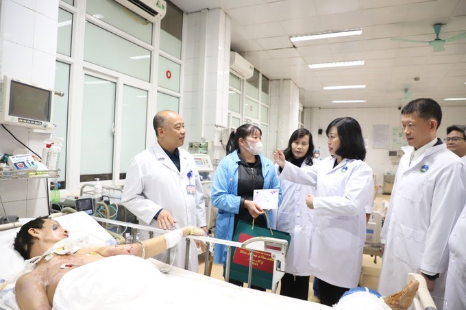 Bộ trưởng Bộ Y tế Đào Hồng Lan thăm hỏi bệnh nhân, động viên cán bộ y tế tại Bệnh viện đa khoa Hải Dương
