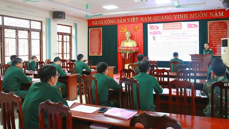 Một buổi sinh hoạt về lan tỏa thông tin tích cực trên không gian mạng Internet của Ban Chỉ huy Quân sự thành phố Nam Định, tỉnh Nam Định (cũ).