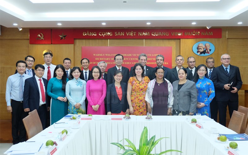 Lãnh đạo Ban Tuyên giáo Thành ủy TPHCM chụp hình lưu niệm với đoàn Ban Tư tưởng Trung ương Đảng Cộng sản Cuba.