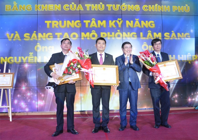Chủ tịch UBND TP Nguyễn Thành Phong trao Bằng khen của Thủ tướng Chính phủ cho các tập thể, cá nhân. (Ảnh: Đan Như)