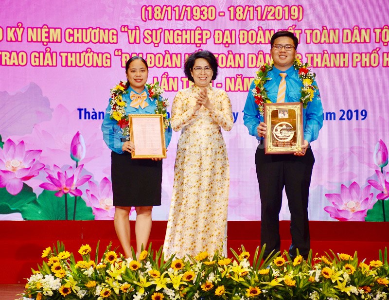 Chủ tịch Ủy ban MTTQ Việt Nam TP Tô Thị Bích Châu trao Giải thưởng “Đại đoàn kết toàn dân tộc TPHCM” cho mô hình “Ngày hội văn hóa các dân tộc” của Hội Liên hiệp Thanh niên Việt Nam TPHCM.