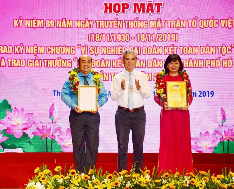 Phó Chủ tịch UBND TP Ngô Minh Châu trao Giải thưởng “Đại đoàn kết toàn dân tộc TPHCM” cho mô hình “Giải thưởng Tôn Đức Thắng” do Liên đoàn Lao động TPHCM phối hợp Báo Sài Gòn Giải Phóng tổ chức.