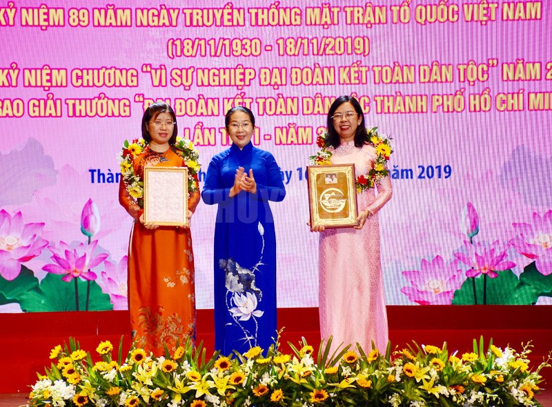 Phó Bí thư Thành ủy TP Võ Thị Dung trao Giải thưởng “Đại đoàn kết toàn dân tộc TPHCM” cho mô hình “Ngày Hội Nữ tu làm công tác xã hội từ thiện” của Hội Liên hiệp Phụ nữ TPHCM.