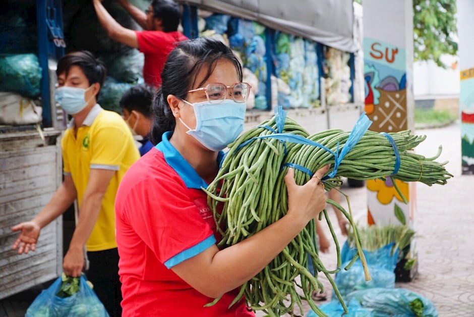 Chị Trần Thị Thanh Huyền hỗ trợ tiếp nhận rau củ từ các chuyến xe nghĩa tình