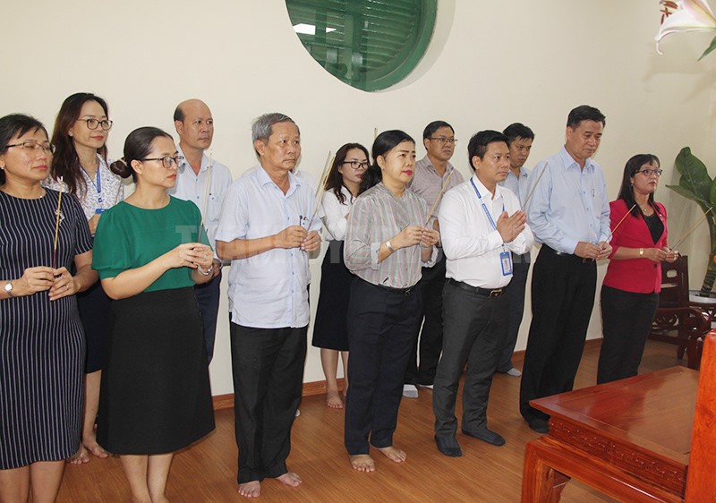 Đoàn cán bộ Tuyên giáo Cụm thi đua 5 dâng hương tại Không gian văn hóa Hồ Chí Minh trường Cán bộ quản lý giáo dục TPHCM.