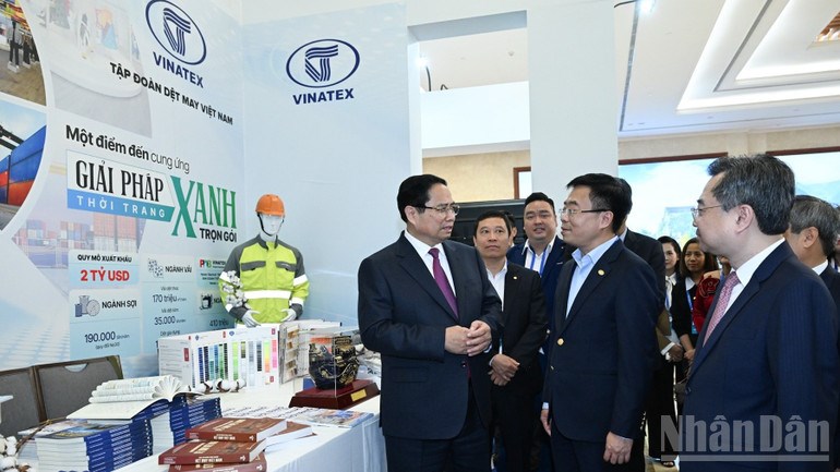 Thủ tướng Phạm Minh Chính tham quan khu trưng bày về thành tựu phát triển kinh tế và chuyển đổi xanh, chuyển đổi số của các doanh nghiệp tiêu biểu. (Ảnh Nhân dân)