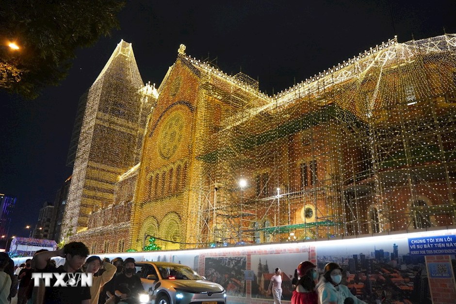 Nh&agrave; thờ Đức B&agrave; được thắp s&aacute;ng bằng 1.000km d&acirc;y đ&egrave;n LED, bổ sung nhiều họa tiết như quả địa cầu, ng&ocirc;i sao, quả chu&ocirc;ng dọc m&aacute;i ng&oacute;i. (Ảnh: TTXVN)
