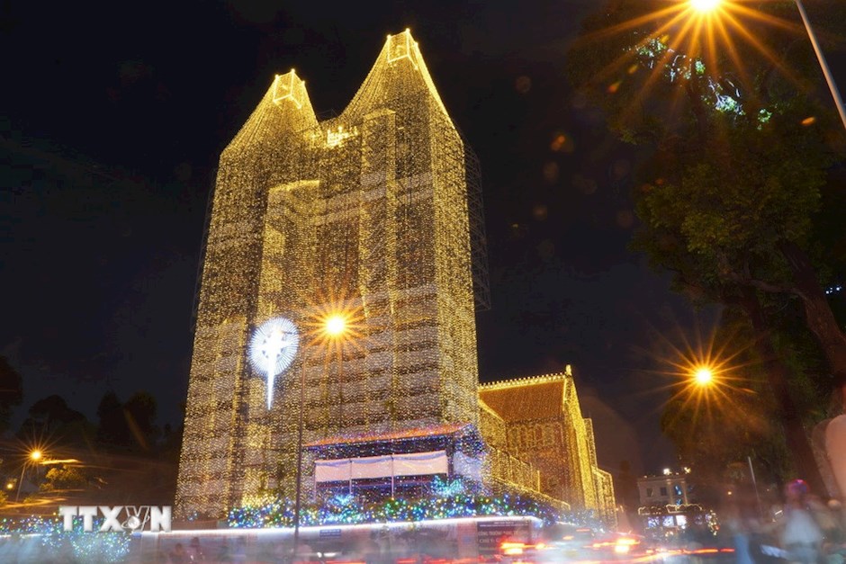 Những dải đ&egrave;n LED m&agrave;u v&agrave;ng của Nh&agrave; thờ Đức B&agrave; l&agrave;m khung cảnh th&agrave;nh phố v&agrave;o buổi tối trở n&ecirc;n rực rỡ, ấm &aacute;p hơn. (Ảnh: TTXVN)