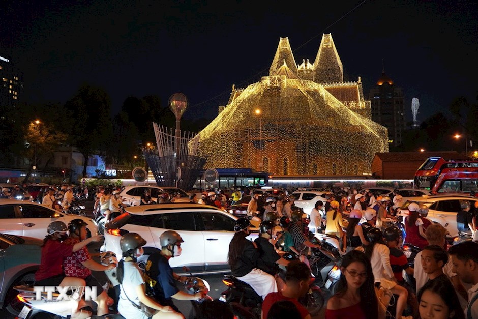 Khu vực xung quanh Nh&agrave; thờ Đức B&agrave; lu&ocirc;n đ&ocirc;ng đ&uacute;c v&agrave;o mỗi buổi tối. (Ảnh: TTXVN)