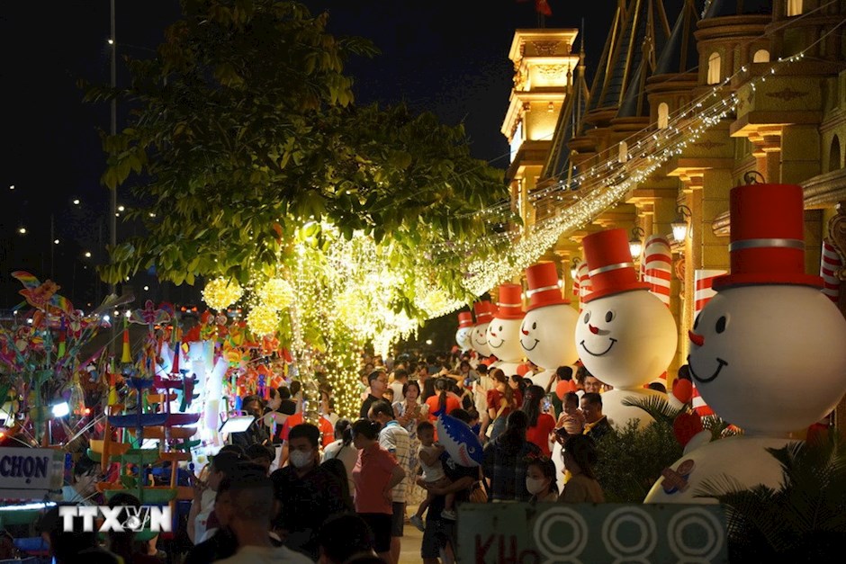 Tiểu cảnh người tuyết tại phường Ph&uacute; Định thu h&uacute;t đ&ocirc;ng đảo người d&acirc;n tới chụp ảnh, tham quan. (Ảnh: TTXVN)