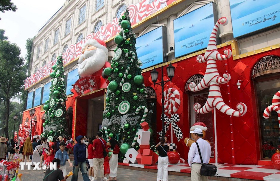 Tiểu cảnh &ocirc;ng gi&agrave; Noel v&agrave; hai c&acirc;y th&ocirc;ng lớn thu h&uacute;t người d&acirc;n TP. Hồ Ch&iacute; Minh tới tham quan, chụp ảnh. (Ảnh: TTXVN)