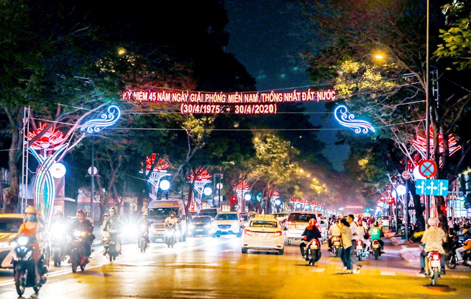 Đến năm 2024, trang trí đường phố ngày tết của Việt Nam ngày càng đẹp và phong phú hơn. Các phố và con phố được trang hoàng bằng nhiều loại hình trang trí khác nhau, từ ánh đèn lung linh đến những bộ hoa đầy màu sắc. Cả khu phố cổ cũng được bảo tồn và trang trí rực rỡ dịp tết. Mọi người đổ về đây để chụp ảnh, ghi lại những khoảnh khắc đẹp nhất của lễ hội.
