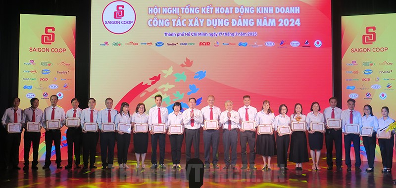 Đồng chí Vũ Anh Khoa và đồng chí Nguyễn Ngọc Hòa trao tặng khen thưởng đến các tập thể xuất sắc trong công tác xây dựng đảng năm 2024