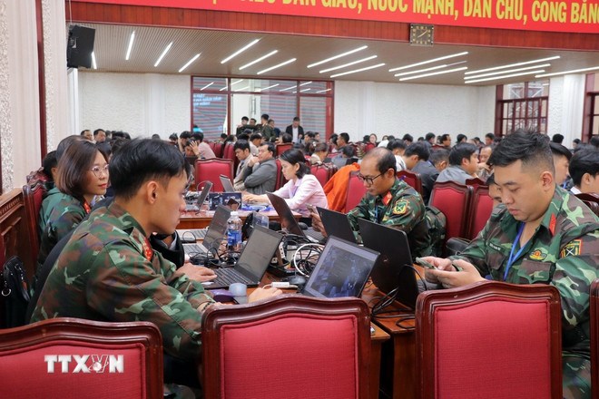 Đội Bộ chỉ huy quân sự tỉnh Lâm Đồng tham gia cuộc diễn tập thực chiến bảo đảm an ninh mạng. (Ảnh: TTXVN)