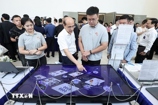 Các khách mời tham quan gian hàng trưng bày Mô hình giải pháp an ninh mạng dành cho tổ chức doanh nghiệp của Bkav. (Ảnh: TTXVN)