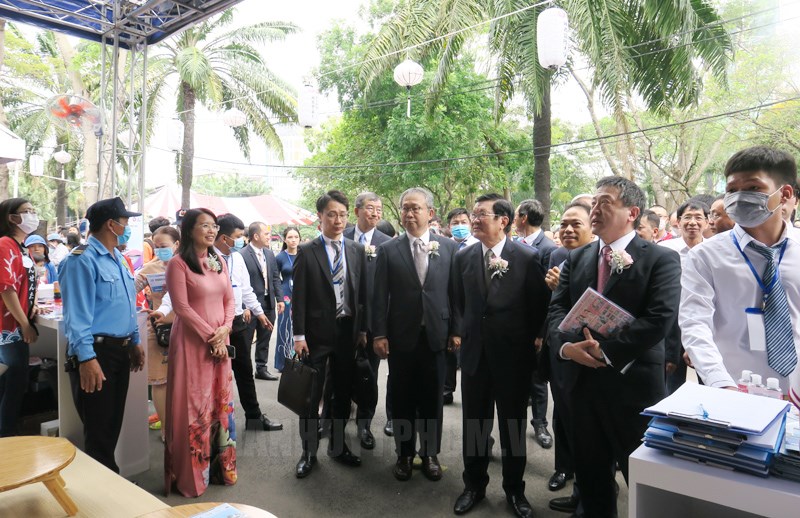 Các đại biểu tham quan gian hàng tại lễ hội.